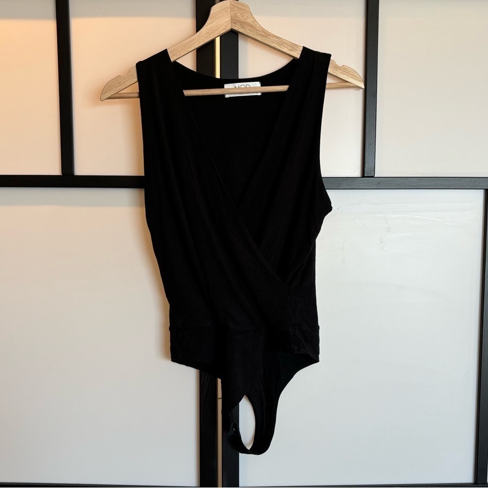 MOD ON TREND Sleeveless black bodysuit thong. Size medium‎